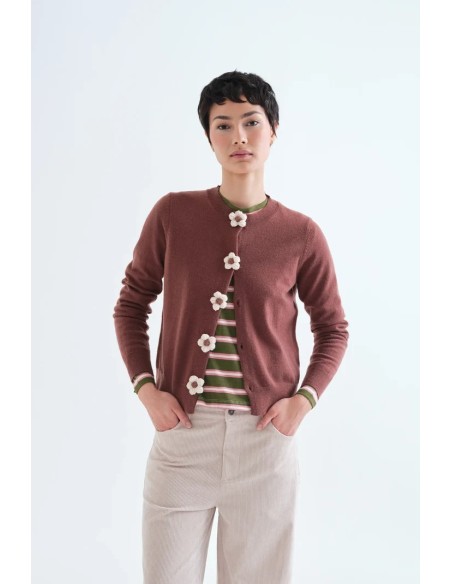 CARDIGAN PUNTO MARRON CON BOTONES FLORALES 10313