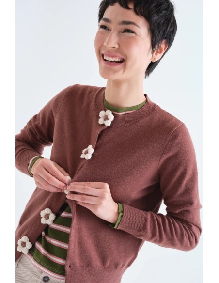 CARDIGAN PUNTO MARRON CON BOTONES FLORALES 10313