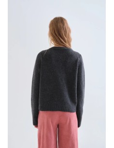 CARDIGAN GRIS OSCURO CON BOTONE ROSA 10239 2