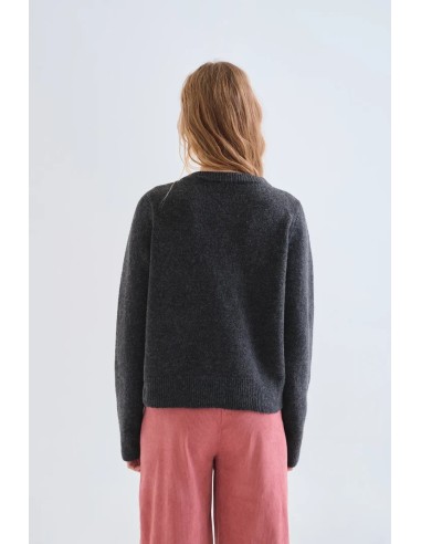 CARDIGAN GRIS OSCURO CON BOTONE ROSA 10239