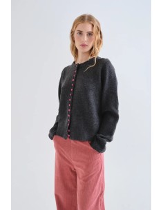 CARDIGAN GRIS OSCURO CON BOTONE ROSA 10239