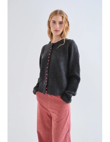 CARDIGAN GRIS OSCURO CON BOTONE ROSA 10239
