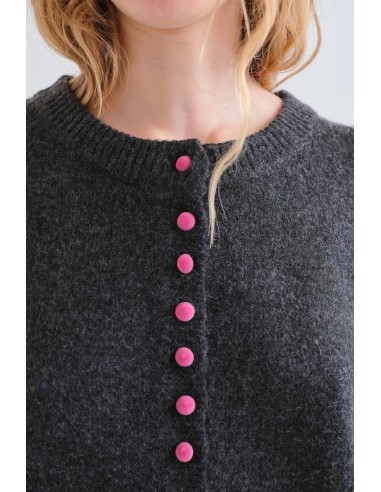 CARDIGAN GRIS OSCURO CON BOTONE ROSA 10239