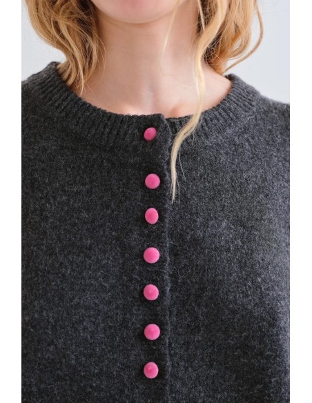 CARDIGAN GRIS OSCURO CON BOTONE ROSA 10239