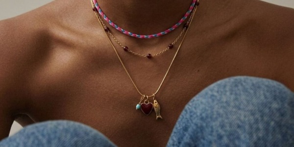 Qué color de accesorios me queda mejor: dorado o plateado según tu colorimetría