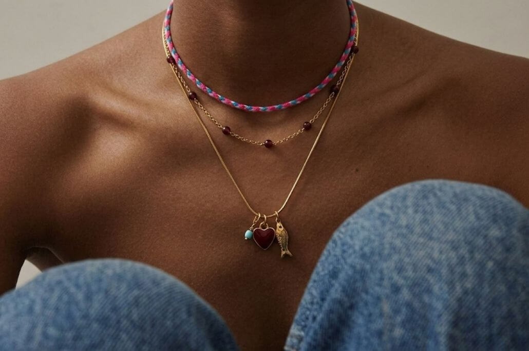 Qué color de accesorios me queda mejor: dorado o plateado según tu colorimetría